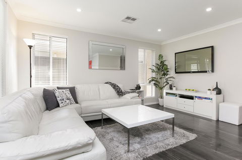 Perth Comfy Stays - Tourism Townsville 0