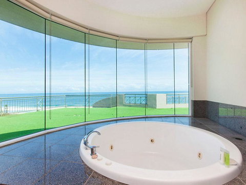 Beachfront Penthouse & Huge Terrace - Tourism Townsville 4