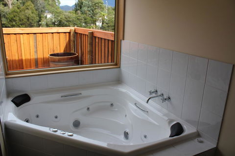 Tullah Lakeside Lodge - Tourism Townsville 17
