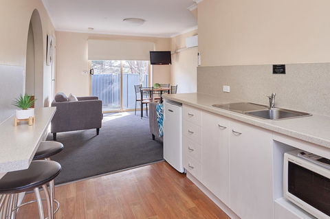Elphin Serviced Apartments - Tourism Townsville 8