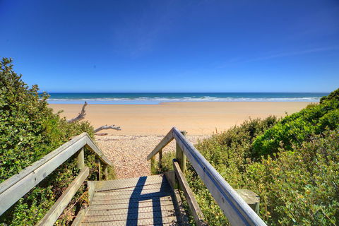 Amare Beachside Luxury - Tourism Townsville 24