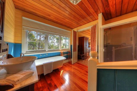 Island View Spa Cottage - Tourism Townsville 3