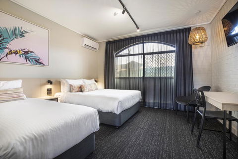 Nightcap At Springwood Hotel - Tourism Townsville 0