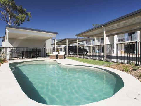Oaks Middlemount Suites - Tourism Townsville 0
