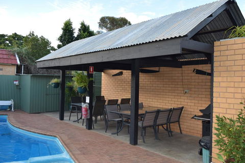 Oasis Motor Inn - Tourism Townsville 3