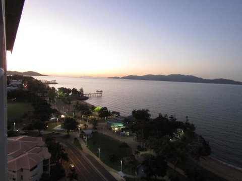Ocean View Studios 75 The Strand, Free Fast Wifi/Foxtel - Tourism Townsville 1