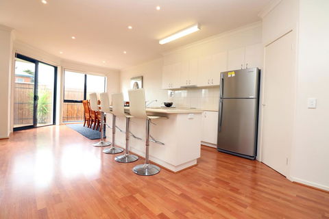 Ocean Whispers - Pets, WiFi, 300m Beach, 3 Bdrm, Linen - Tourism Townsville 2