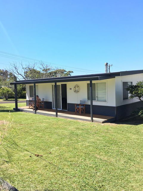OceanWhispers Beach House - Tourism Townsville 3