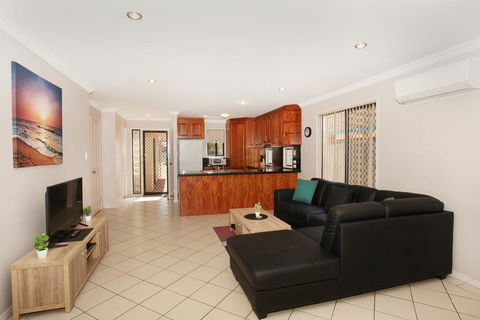 Oomoo 27b - 4 BDRM Townhouse - Close To Beaches - Tourism Townsville 3