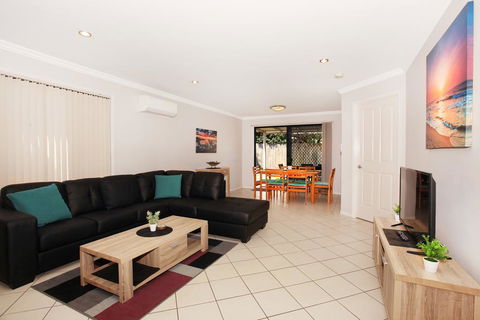 Oomoo 27b - 4 BDRM Townhouse - Close To Beaches - Tourism Townsville 2