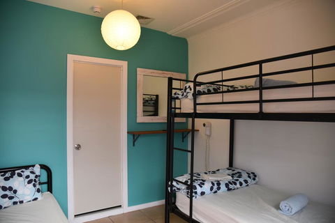 Ozzie Pozzie Backpackers - Port Macquarie YHA - Tourism Townsville 1