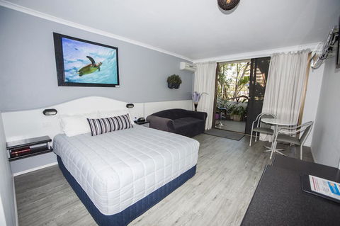 Palm Court Motor Inn - Tourism Townsville 1