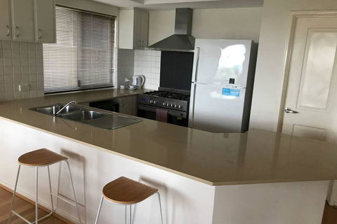 Panoramic Blue Bay Views - 3 Bedroom Townhouse - Tourism Townsville 3