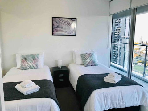 Panoramic Views Gold Coast Free WiFi Free Netflix - Tourism Townsville 2