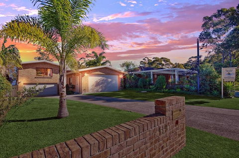 Paradise Beach Apartments - Tourism Townsville 0