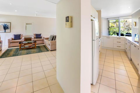 Paringa  -  Private Beachfront Apartments - Tourism Townsville 2