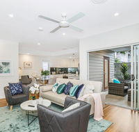 Park Avenue Townhouse Retreat Brisbane Sleeps 10 - Tourism Townsville