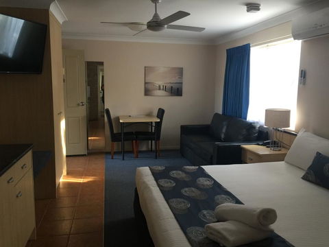 Park Beach Resort Motel - Tourism Townsville 1