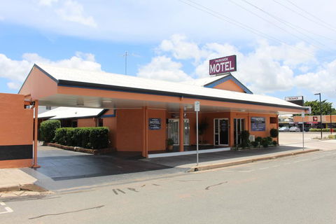 Parkside Motel & Licensed Restaurant - Tourism Townsville 0