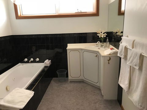Penguin Seaside Homestay - Tourism Townsville 3