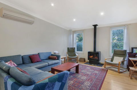 Plovers Rest - Central 3 Bedroom Cottage With Small Orchard - Tourism Townsville 3