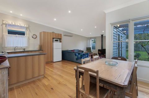 Plovers Rest - Central 3 Bedroom Cottage With Small Orchard - Tourism Townsville 1