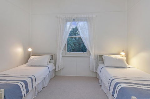 Plovers Rest - Central 3 Bedroom Cottage With Small Orchard - Tourism Townsville 2