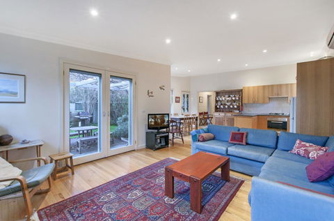 Plovers Rest - Central 3 Bedroom Cottage With Small Orchard - Tourism Townsville 0