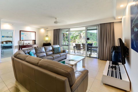 POINCIANA 101 HAMILTON ISLAND CENTRALLY LOCATED 3 BEDROOM, Plus BUGGY!! - Tourism Townsville 2