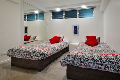 POINCIANA 101 HAMILTON ISLAND CENTRALLY LOCATED 3 BEDROOM, Plus BUGGY!! - Tourism Townsville 1