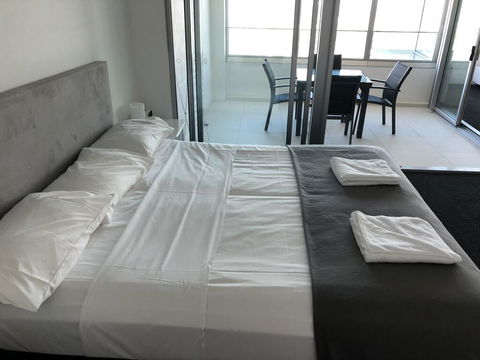 Q1 1 Bedroom Apartment On 30th Floor - Tourism Townsville 3