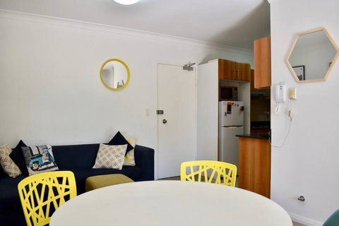 Quiet 1 Bedroom Flat In Concord - Tourism Townsville 1