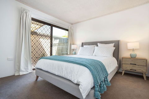 Quiet River Front Escape Walk To Ocean Street & Shops - Tourism Townsville 2