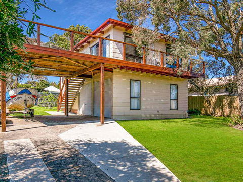 Red Rocks Family Escape - Tourism Townsville 0