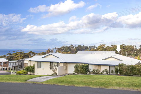 Riley 2/2 - Mollymook - Tourism Townsville 0