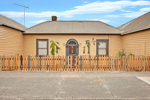 Robinson Cottage - Tourism Townsville 0