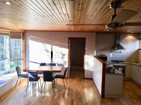 Romantic Getaway With Spa And Wifi - Pet Friendly - Tourism Townsville 3