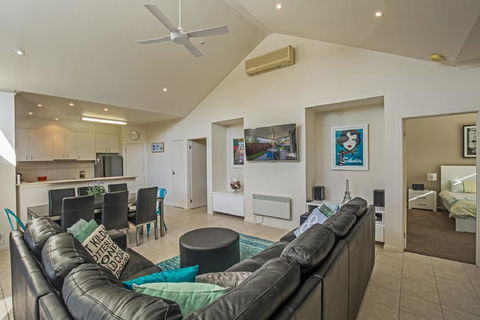Sails On Chapel Cowes + WiFi - Tourism Townsville 1