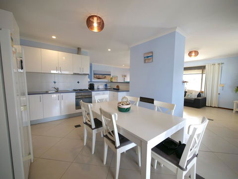 Salty Air Apartments Kingscote Kangaroo Island - Tourism Townsville 3