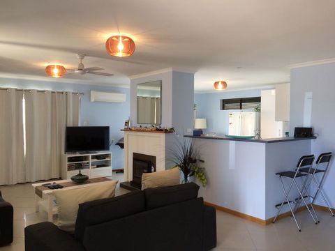Salty Air Apartments Kingscote Kangaroo Island - Tourism Townsville 0