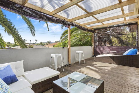 SANTORINI BEACH HOUSE - SAFETY BEACH - Tourism Townsville 3