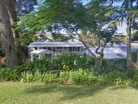 Sapphire Beach Pet Friendly Beach 5 Minute Walk - Tourism Townsville 0