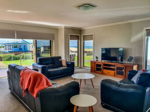 SEAL HAVEN - Centrally Located, Modern Home - Tourism Townsville 1