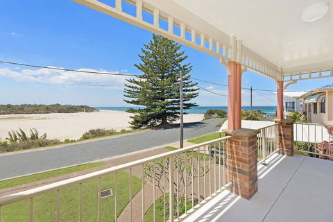 SEASCAPE - An Enticing Lakeside Escape - Tourism Townsville 0