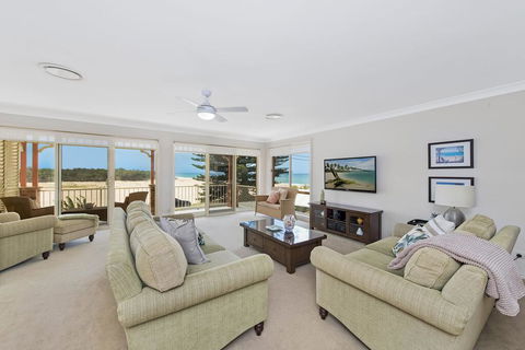 SEASCAPE - An Enticing Lakeside Escape - Tourism Townsville 1