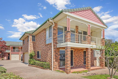 SEASCAPE - An Enticing Lakeside Escape - Tourism Townsville 3