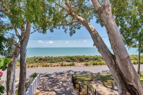 Seascape Luxury Beachfront House - Tourism Townsville 2