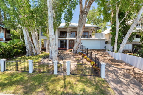 Seascape Luxury Beachfront House - Tourism Townsville 1