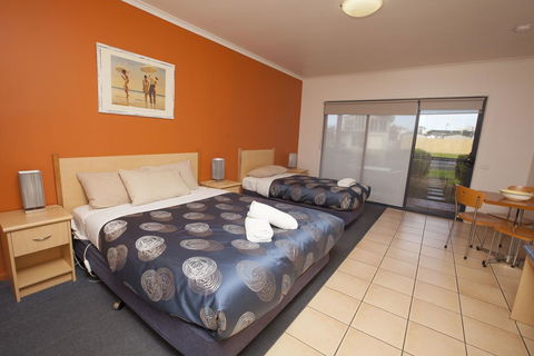Seaview Motel & Apartments - Tourism Townsville 3