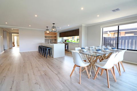 Serenity On Currawong - Billiards, Home Theatre, WiFi, Linen, 4 Bdrms - Tourism Townsville 1